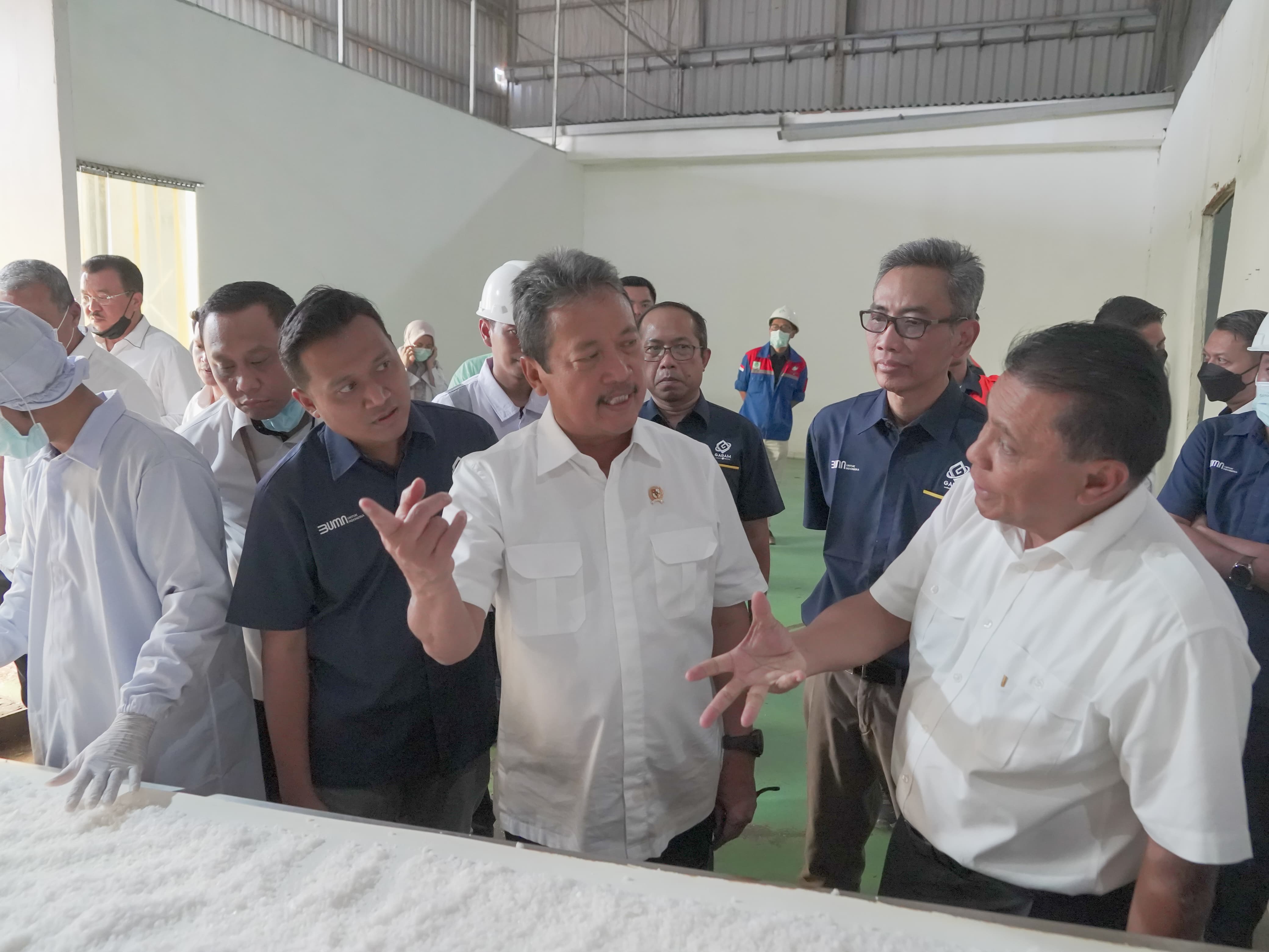 Menteri Trenggono Tinjau Produktivitas Garam di Pulau Madura